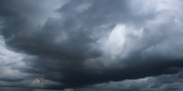 stock image Storm clouds floating in a rainy day with natural light. Cloudscape scenery, overcast weather above blue sky. White and grey clouds scenic nature environment background.