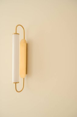 Duvardaki modern metal lamba