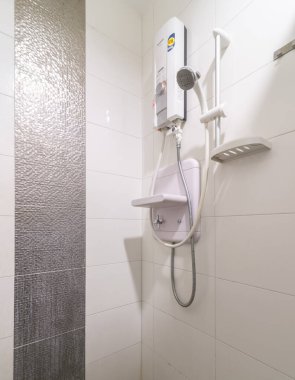 Çatı katı, banyo köşesi, küvet ve lavabo.