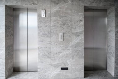 Otel Lobb 'daki modern asansörler