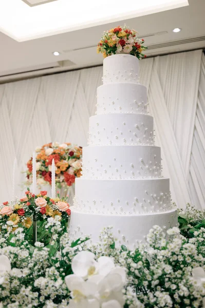 Vit Bröllopstårta Med Blomma — Stockfoto