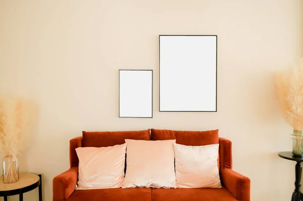 Oturma Odasının Içi Sıcak Rahat Kahverengi Kanepe Poster Çerçevesi Dekorasyon — Stok fotoğraf
