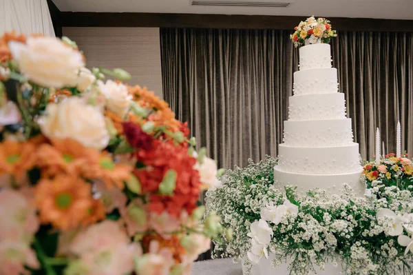 Fehér Esküvői Torta Virággal — Stock Fotó