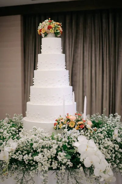 Fehér Esküvői Torta Virággal — Stock Fotó