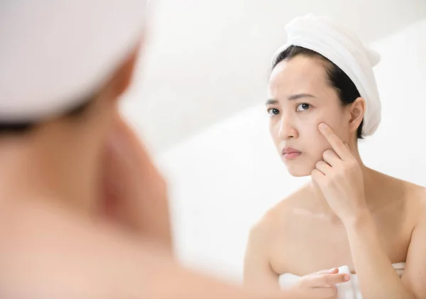 걱정하는 아시아인 여자들은 욕실에 근처에서 여드름을 튀겼다 얼굴을 조사하는 고통받는 — 스톡 사진