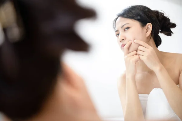 Pele Problemática Concerned Young Asian Women Popping Pimple Cheek While — Fotografia de Stock