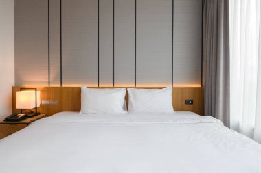 Yatak odasının içi sıcak ve rahat, yataklı.