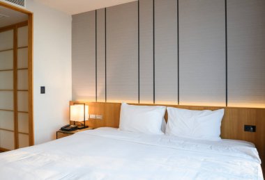 Yatak odasının içi sıcak ve rahat, yataklı.