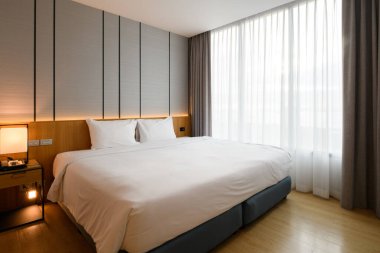 Yatak odasının içi sıcak ve rahat, yataklı.