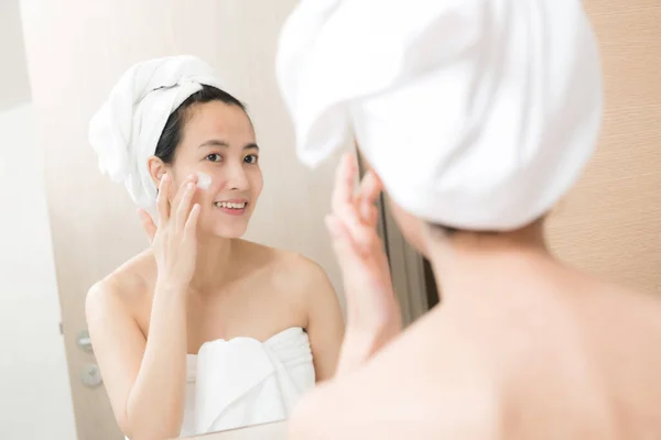 Šťastný Mladý Asijské Žena Použití Pleťové Vody Při Nošení Ručník — Stock fotografie