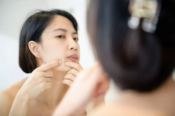 Problémová Kůže Znepokojené Mladé Asijské Ženy Vyskakující Pupínek Tváři Když — Stock fotografie