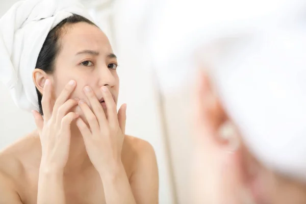 Problem Skin Concerned Young Asian Women Popping Pimple Cheek While — Stock Photo, Image