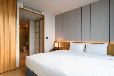 Yatak odasının içi sıcak ve rahat, yataklı.