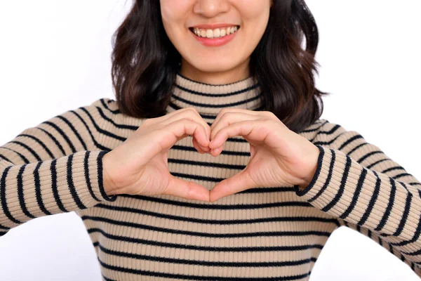 Genç Asyalı Kadın Elleri Izole Edilmiş Beyaz Arka Planda Kalp — Stok fotoğraf
