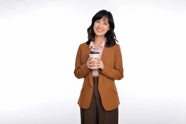 Beautiful Smiling Young Asian Businesswoman Carrying Cup Coffee While Standing — Stok fotoğraf