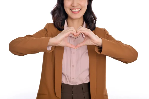 Beyaz Arka Planda Izole Edilmiş Kalp Işareti Gösteren Genç Asyalı — Stok fotoğraf