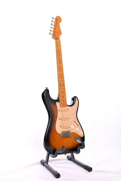 Guitarra Elétrica Sunburst Forma Clássica Com Pescoço Bordo Madeira Isolado — Fotografia de Stock