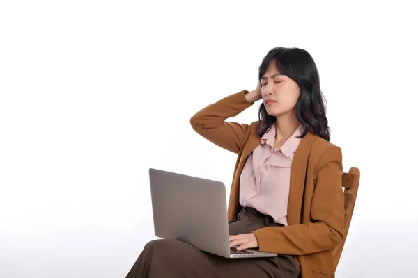 Upset Young Business Asian Woman While Her Using Laptop Sitting — Fotografia de Stock