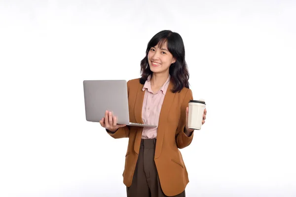 白い背景に隔離された 笑顔の顔を持つラップトップPcコンピュータとコーヒーカップを保持セーター服の美しい若いアジアの女性 — ストック写真