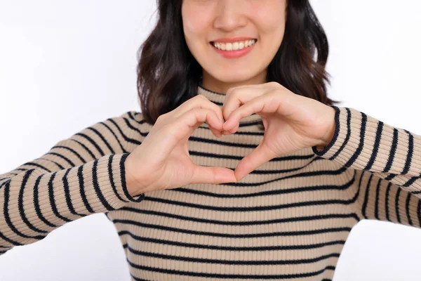 Genç Asyalı Kadın Elleri Izole Edilmiş Beyaz Arka Planda Kalp — Stok fotoğraf