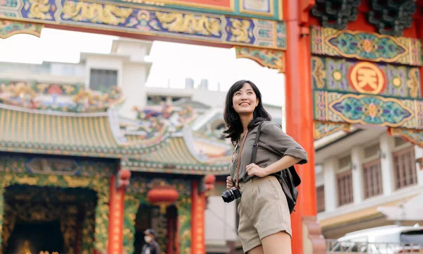 Giovane Donna Asiatica Viaggiatore Zaino Godendo Città Della Cina Bangkok — Foto Stock