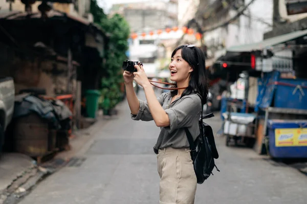 Молодая Азиатка Рюкзак Путешественница Помощью Цифровой Компактной Камеры Наслаждаясь Улицей — стоковое фото