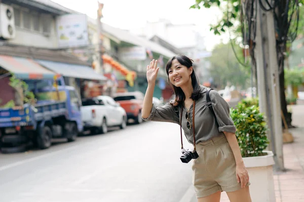 Smiling Young Asian Woman Traveler Hitchhiking Road City — Stock Photo, Image