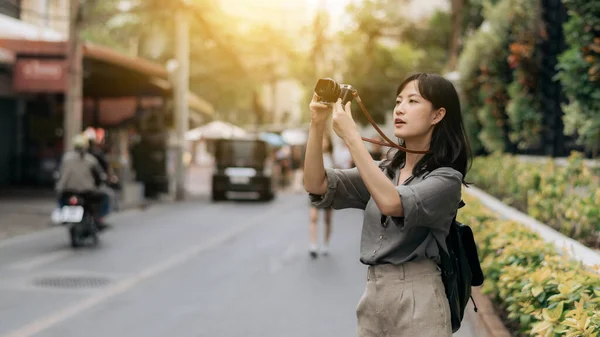 Young Asian Woman Backpack Traveler Using Digital Compact Camera Enjoying — Fotografia de Stock