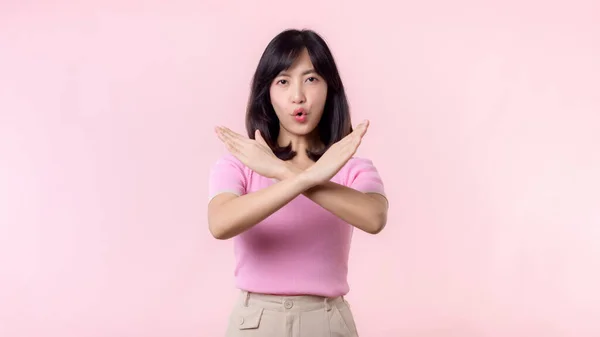 아시아인 분홍색 파스텔 녹음실 배경에 고립되어 멈추고 틀렸고 부정하고 거부하는 — 스톡 사진