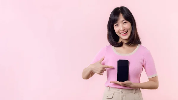Portret Mooie Jonge Aziatische Vrouw Gelukkig Glimlach Tonen Smartphone Scherm — Stockfoto
