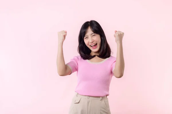 Genç Güzel Asyalı Bir Kadının Portresi Mutlu Bir Gülümseme Zafer — Stok fotoğraf