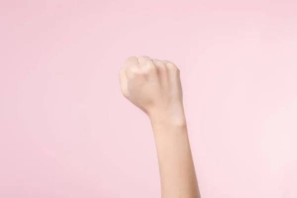 ピンクのパステルを背景に人権とフェミニストのための女性拳の戦い 女性のエンパワメント 勇気の概念 — ストック写真