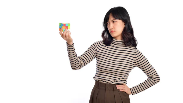 三次問題の解決 問題解決 戦略的な動きの概念を作る アジアの女性を持っていますパズルキューブ立って白い背景 — ストック写真