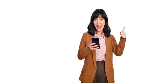 Surpreendida Jovem Asiática Usando Telefone Celular Com Expressão Positiva Sorri — Fotografia de Stock