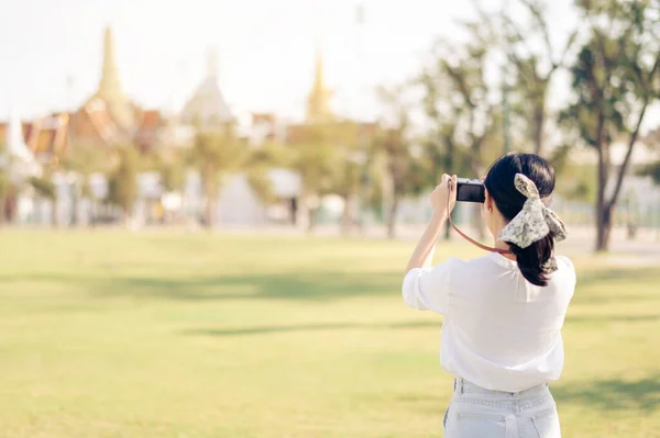 Ευτυχισμένη Νεαρή Ασιάτισσα Γυναίκα Κάμερα Ταξιδεύει Δρόμο Ταξίδι Στην Πόλη — Φωτογραφία Αρχείου