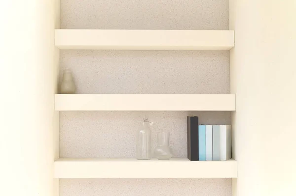 Mekan Oturma Odasındaki Kitap Rafında Vazo Beyaz Dairesi Olan Modern — Stok fotoğraf