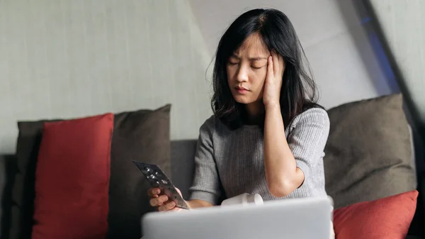 テレビ電話会議医療アプリを持っている医療と病気のアジアの女性のラップトップ上のテレヘルス — ストック写真