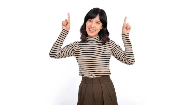 Piękna Młoda Azjatka Swetrze Wskazując Palcami Górę Patrząc Aparat Uśmiechem — Zdjęcie stockowe