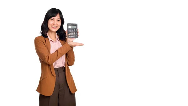 Mulher Asiática Jovem Segurando Calculadora Isolada Fundo Branco Conta Negócios — Fotografia de Stock