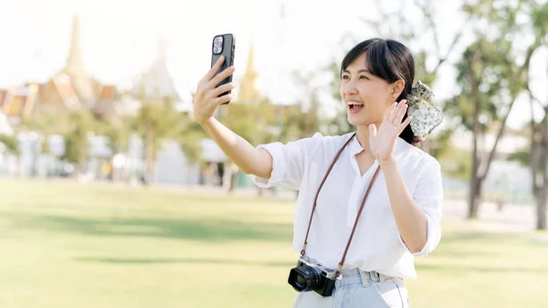 Portrait Beautiful Young Asian Woman Smartphone Summer Holiday Vacation Trip — Zdjęcie stockowe