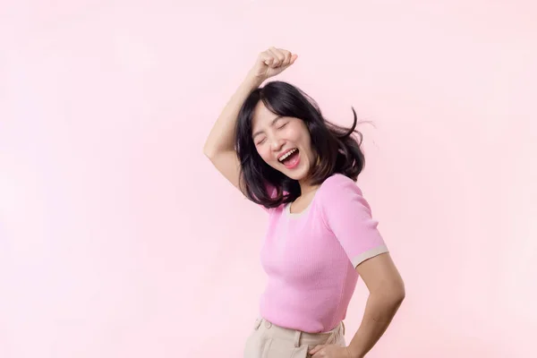 Retrato Joven Hermosa Mujer Asiática Feliz Sonrisa Baile Con Puño —  Fotos de Stock