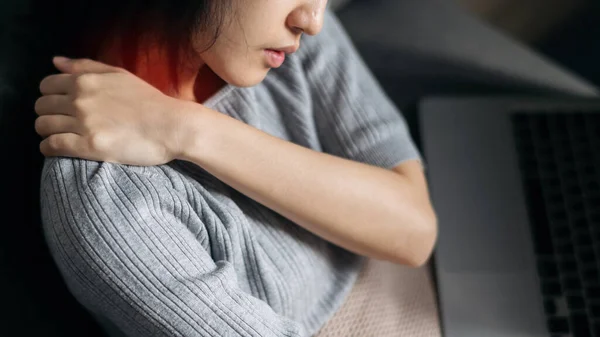 アジアの女性は肩の痛みがある もう一方の手で痛みを伴う肩を持つ女性 体の筋肉の問題を持つ人々 — ストック写真