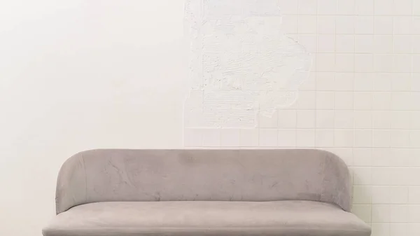 Gris Suave Cómodo Acogedor Sofá Minimalista Elegante Interior Sala Muebles — Foto de Stock