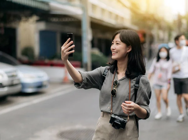 Young Asian Woman Backpack Traveler Using Mobile Phone Enjoying Street — 스톡 사진