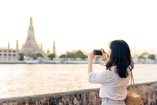 Retrato Bela Mulher Asiática Sorrindo Enquanto Viaja Wat Arun Ponto — Fotografia de Stock