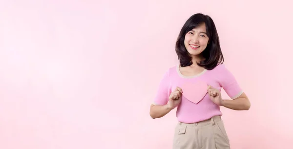 Joven Mujer Asiática Feliz Sonrisa Tierna Sosteniendo Tarjeta Papel Signo —  Fotos de Stock