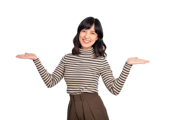 Jovem Mulher Asiática Empreendedora Profissional Roupas Casuais Sorrindo Olhando Para — Fotografia de Stock