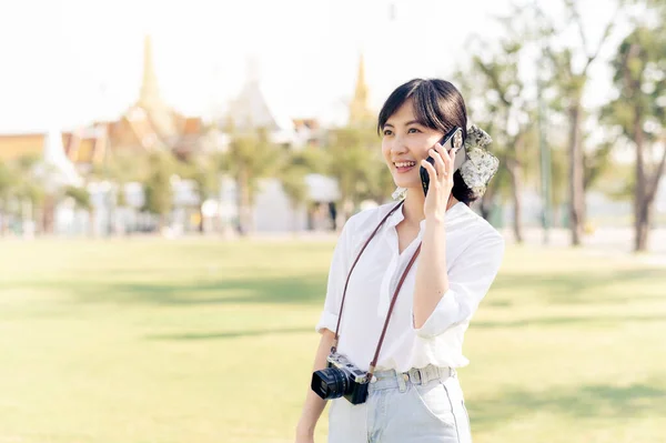 Портрет Красивая Молодая Азиатская Женщина Смартфоном Отдых Летом Поездка Таиланд — стоковое фото
