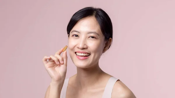 Retrato Joven Mujer Asiática Sonrisa Feliz Cara Con Píldora Nutrición — Foto de Stock