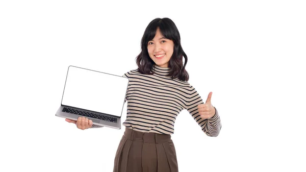 Красивая Молодая Азиатка Свитере Ткани Держа Ноутбук Компьютер Глядя Камеру — стоковое фото